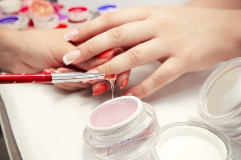 Remplissage gel en institut pour ongles longs réalisé par une esthéticienne professionnelle