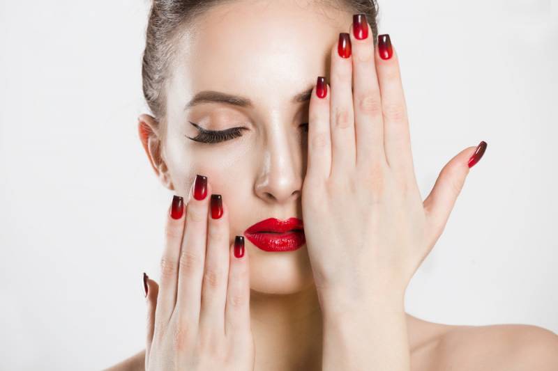 Pose d'extension de cils et faux ongles à l'institut du Sun à Aix les Milles près de Calas